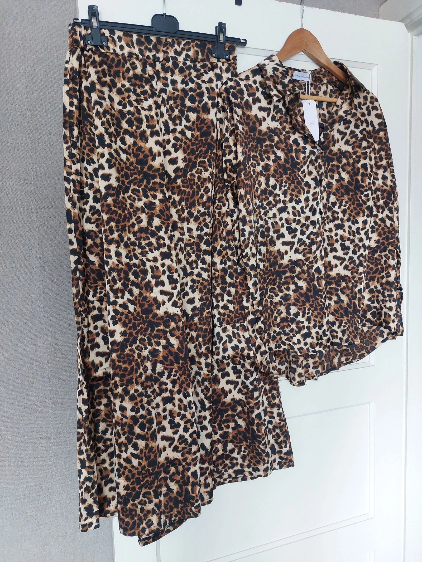 Ensemble pantalon et chemise léopard 